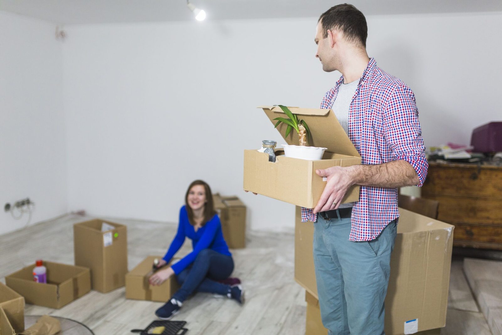 Umzugskartons werden in einer leeren Wohnung gepackt