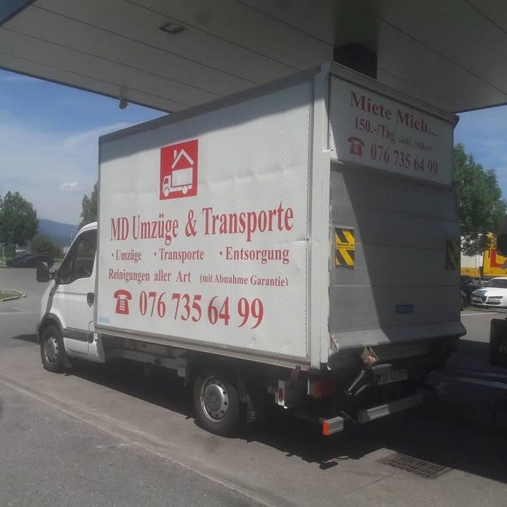 Lieferwagen von MD Umzüge & Transporte mit Firmenbeschriftung
